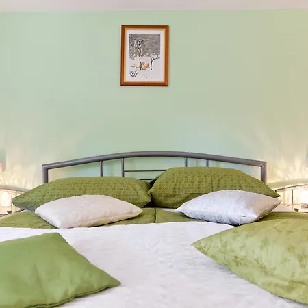 Διαμέρισμα Mirana With Garden And Free Parking